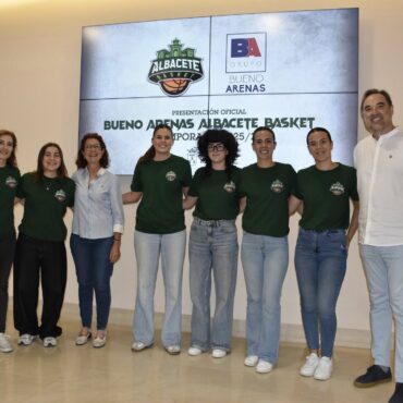 El salón de plenos ha sido hoy el escenario para la recepción oficial de los eq...