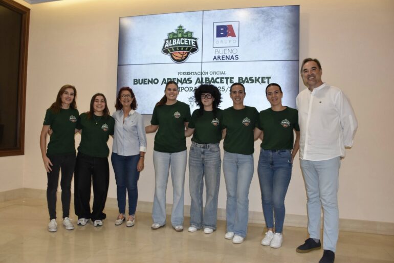 El salón de plenos ha sido hoy el escenario para la recepción oficial de los eq...