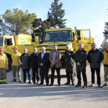 Galería Multimedia01/02/2017Consejería de Agricultura, Ganadería y Desarrollo RuralAlbaceteEn el acto de entrega de dos de estos vehículos se ha desarrollado en el Centro de Recuperación de la Fauna Salvaje en AlbaceteEl Operativo INFOCAM en la provincia de Albacete mejora las condiciones de eficiencia y seguridad con la incorporación de 4 camiones autobombaEl delegado de la Junta, Pedro Antonio Ruiz Santos ha recordado que el pasado año, el Gobierno regional invirtió 15,3 millones de  euros en el Plan INFOCAM desarrollado en la provincia de Albacete, y que contó con una plantilla de 494 profesionales, de los que 381 son personal de GEACAM y el resto agentes medio ambientales y técnicos.
 
El director provincial de Agricultura, Medio Ambiente y Desarrollo Rural, Manuel Miranda ha avanzado que el Servicio de Prevención y Extinción de Incendios en Albacete contará este 2017 con 10 brigadas terrestres, 4 brigadas helitransportadas, 18 autobombas (7 de ellas con retén), 1 vehículo nodriza, 4 helicópteros (3 en la base de Molinicos), un avión de carga en tierra y 3 equipos de maquinaria pesada.
Albacete, 1 de febrero de 2017.- El Gobierno regional ha incorporado 16 camiones autobomba para el Plan INFOCAM en toda la Comunidad Autónoma, por valor de casi 4,3 millones de euros, y cuatro de estos vehículos de renovación desempeñarán sus funciones en la provincia de Albacete
 
La entrega de dos de estos camiones autobomba se ha realizado hoy con el objeto de combatir los incendios forestales en mejores condiciones de seguridad y eficiencia, sustituyendo unidades más antiguas que han cubierto su vida útil, estimada entre los 15 y los 20 años.
 
El delegado de la Junta en Albacete, Pedro Antonio Ruiz Santos ha recordado en este acto, desarrollado en el Centro de Recuperación de la Fauna Salvaje, que el pasado año 2016, el Gobierno regional destinó 79 millones de euros a las campañas de prevención y extinción de incendios forestales en toda Castilla-La Mancha, de los que 15,3 millones de  euro se destinaron a la provincia de Albacete, “una capacidad económica importante que ponemos a disposición de estas labores pero que sería imposible realizarla sin los 494 profesionales del dispositivo”, de los que 381 son personal de GEACAM y el resto agentes medio ambientales, técnicos, coordinadores o ingenieros, ha afirmado.
 
Ruiz Santos ha apuntado que el pasado año se declararon 15 incendios forestales, con más de 1 hectárea de superficie quemada, y ha reconocido la gran labor desarrollada en la extinción del incendio de Liétor.
 
Además, ha mostrado la voluntad que tiene el Ejecutivo autonómico de seguir invirtiendo en prevención y extinción de incendios, mejorando las condiciones de los trabajadores, y puso como ejemplo la ampliación de los contratos para el personal de GEACAM de 9 a12 meses.
 
Por su parte, el director provincial de Agricultura, Medio Ambiente y Desarrollo Rural, Manuel Miranda ha avanzado que el Servicio de Prevención y Extinción de Incendios en Albacete incluirá este 2017 con 10 brigadas terrestres, 4 brigadas helitransportadas, 18 autobombas (7 de ellas con retén) y 1 nodriza, 4 helicópteros (3 en la base de Molinicos), un avión de carga en tierra y 3 equipos de maquinaria pesada.
 Características de las nuevas autobombas
 
Las autobombas montadas sobre chasis todoterreno modelo Mercedes Unimog son de categoría 3, van dotadas con bomba contra incendios, una cisterna de 3.500 litros de agua, modernos sistemas de seguridad y protección y de cuchilla quitanieves.
 
Así, los nuevos vehículos de referencia internacional incluyen sistemas de defensa frente a vuelco o caídas en altura, autoprotección, inclinómetro, avisador acústico marcha atrás y puesta en marcha de la bomba, seguridad en cabina basculante y equipo de protección respiratoria, iluminación exterior, cristales resistentes a choque térmico de 700ºC, juntas intumescentes en puertas y cristales y mantas aislantes. También cuentan con elementos de protección ignífugos de conductores, neumáticos, eléctricos e hidráulicos, cabrestante con capacidad de arrastre de 5000 kilos y placa porta implementos para colocar la cuchilla quitanieves.
 
Además, y en las etapas de riesgo más bajo de incendios, GEACAM tiene encomendada las campañas de prevención para la ejecución de 1.503 hectáreas. de tratamientos preventivos, vigilancia fija y móvil, construcción y adecuación de infraestructuras de protección (bases de retenes, aéreas y de torres de vigilancia, entre otras) y la elaboración de planes contra incendios.

      


      
      
    
    Enlace permanente: https://www.castillalamancha.es/node/244237
    

  
  





  
                
    
    
          

  
  





  
                
    
    
      
        
  
  
      
      
Galer&iacutea Multimedia

  
      
          
  
Acto de entrega de dos vehículos autobomba al INFOCAM en AlbaceteDescargarActo de entrega de dos vehículos autobomba al INFOCAM en AlbaceteDescargarActo de entrega de dos vehículos autobomba al INFOCAM en AlbaceteDescargarActo de entrega de dos vehículos autobomba al INFOCAM en AlbaceteDescargarActo de entrega de dos vehículos autobomba al INFOCAM en AlbaceteDescargarActo de entrega de dos vehículos autobomba al INFOCAM en AlbaceteDescargar


    
          

  
  Ruiz Santos reconoce el trabajo del Dispositivo Infocam de la provincia de AlbaceteDescargar


  
  Manuel Miranda avanza el Operativo Técnico de Lucha contra Incendios en AlbaceteDescargar
