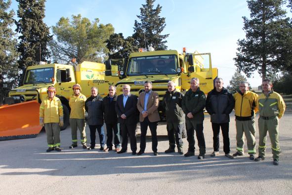 Galería Multimedia01/02/2017Consejería de Agricultura, Ganadería y Desarrollo RuralAlbaceteEn el acto de entrega de dos de estos vehículos se ha desarrollado en el Centro de Recuperación de la Fauna Salvaje en AlbaceteEl Operativo INFOCAM en la provincia de Albacete mejora las condiciones de eficiencia y seguridad con la incorporación de 4 camiones autobombaEl delegado de la Junta, Pedro Antonio Ruiz Santos ha recordado que el pasado año, el Gobierno regional invirtió 15,3 millones de  euros en el Plan INFOCAM desarrollado en la provincia de Albacete, y que contó con una plantilla de 494 profesionales, de los que 381 son personal de GEACAM y el resto agentes medio ambientales y técnicos.
 
El director provincial de Agricultura, Medio Ambiente y Desarrollo Rural, Manuel Miranda ha avanzado que el Servicio de Prevención y Extinción de Incendios en Albacete contará este 2017 con 10 brigadas terrestres, 4 brigadas helitransportadas, 18 autobombas (7 de ellas con retén), 1 vehículo nodriza, 4 helicópteros (3 en la base de Molinicos), un avión de carga en tierra y 3 equipos de maquinaria pesada.
Albacete, 1 de febrero de 2017.- El Gobierno regional ha incorporado 16 camiones autobomba para el Plan INFOCAM en toda la Comunidad Autónoma, por valor de casi 4,3 millones de euros, y cuatro de estos vehículos de renovación desempeñarán sus funciones en la provincia de Albacete
 
La entrega de dos de estos camiones autobomba se ha realizado hoy con el objeto de combatir los incendios forestales en mejores condiciones de seguridad y eficiencia, sustituyendo unidades más antiguas que han cubierto su vida útil, estimada entre los 15 y los 20 años.
 
El delegado de la Junta en Albacete, Pedro Antonio Ruiz Santos ha recordado en este acto, desarrollado en el Centro de Recuperación de la Fauna Salvaje, que el pasado año 2016, el Gobierno regional destinó 79 millones de euros a las campañas de prevención y extinción de incendios forestales en toda Castilla-La Mancha, de los que 15,3 millones de  euro se destinaron a la provincia de Albacete, “una capacidad económica importante que ponemos a disposición de estas labores pero que sería imposible realizarla sin los 494 profesionales del dispositivo”, de los que 381 son personal de GEACAM y el resto agentes medio ambientales, técnicos, coordinadores o ingenieros, ha afirmado.
 
Ruiz Santos ha apuntado que el pasado año se declararon 15 incendios forestales, con más de 1 hectárea de superficie quemada, y ha reconocido la gran labor desarrollada en la extinción del incendio de Liétor.
 
Además, ha mostrado la voluntad que tiene el Ejecutivo autonómico de seguir invirtiendo en prevención y extinción de incendios, mejorando las condiciones de los trabajadores, y puso como ejemplo la ampliación de los contratos para el personal de GEACAM de 9 a12 meses.
 
Por su parte, el director provincial de Agricultura, Medio Ambiente y Desarrollo Rural, Manuel Miranda ha avanzado que el Servicio de Prevención y Extinción de Incendios en Albacete incluirá este 2017 con 10 brigadas terrestres, 4 brigadas helitransportadas, 18 autobombas (7 de ellas con retén) y 1 nodriza, 4 helicópteros (3 en la base de Molinicos), un avión de carga en tierra y 3 equipos de maquinaria pesada.
 Características de las nuevas autobombas
 
Las autobombas montadas sobre chasis todoterreno modelo Mercedes Unimog son de categoría 3, van dotadas con bomba contra incendios, una cisterna de 3.500 litros de agua, modernos sistemas de seguridad y protección y de cuchilla quitanieves.
 
Así, los nuevos vehículos de referencia internacional incluyen sistemas de defensa frente a vuelco o caídas en altura, autoprotección, inclinómetro, avisador acústico marcha atrás y puesta en marcha de la bomba, seguridad en cabina basculante y equipo de protección respiratoria, iluminación exterior, cristales resistentes a choque térmico de 700ºC, juntas intumescentes en puertas y cristales y mantas aislantes. También cuentan con elementos de protección ignífugos de conductores, neumáticos, eléctricos e hidráulicos, cabrestante con capacidad de arrastre de 5000 kilos y placa porta implementos para colocar la cuchilla quitanieves.
 
Además, y en las etapas de riesgo más bajo de incendios, GEACAM tiene encomendada las campañas de prevención para la ejecución de 1.503 hectáreas. de tratamientos preventivos, vigilancia fija y móvil, construcción y adecuación de infraestructuras de protección (bases de retenes, aéreas y de torres de vigilancia, entre otras) y la elaboración de planes contra incendios.

      


      
      
    
    Enlace permanente: https://www.castillalamancha.es/node/244237
    

  
  





  
                
    
    
          

  
  





  
                
    
    
      
        
  
  
      
      
Galer&iacutea Multimedia

  
      
          
  
Acto de entrega de dos vehículos autobomba al INFOCAM en AlbaceteDescargarActo de entrega de dos vehículos autobomba al INFOCAM en AlbaceteDescargarActo de entrega de dos vehículos autobomba al INFOCAM en AlbaceteDescargarActo de entrega de dos vehículos autobomba al INFOCAM en AlbaceteDescargarActo de entrega de dos vehículos autobomba al INFOCAM en AlbaceteDescargarActo de entrega de dos vehículos autobomba al INFOCAM en AlbaceteDescargar


    
          

  
  Ruiz Santos reconoce el trabajo del Dispositivo Infocam de la provincia de AlbaceteDescargar


  
  Manuel Miranda avanza el Operativo Técnico de Lucha contra Incendios en AlbaceteDescargar