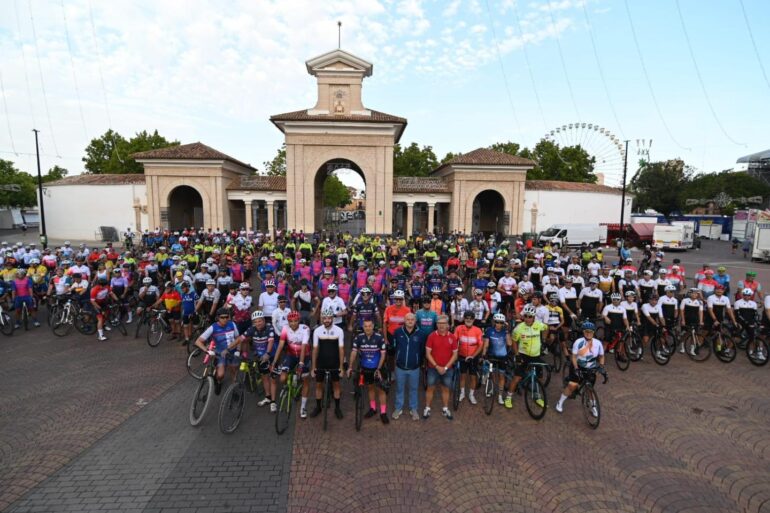 Serrano celebra el éxito de la quedada ciclista con 450 participantes 
 • El alc...