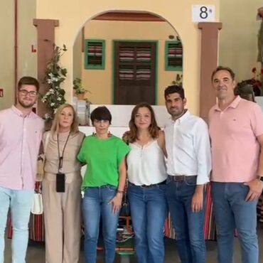 Asociaciones, peñas, vecinos y vecinas ultiman los detalles de las carrozas que...