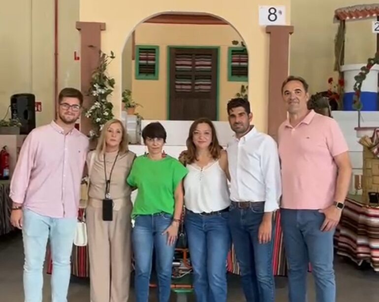Asociaciones, peñas, vecinos y vecinas ultiman los detalles de las carrozas que...