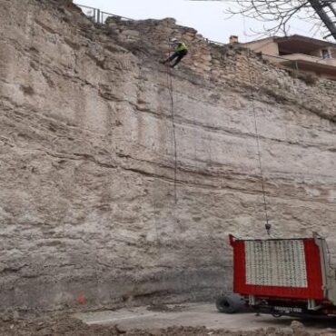 Comienzan los trabajos en la CM-3201 en Alcalá del Júcar