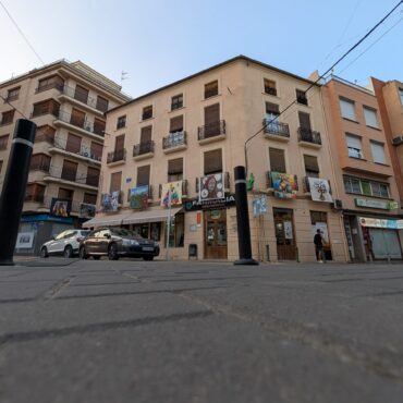La Balconada llena de color las calles de Almansa como preámbulo de la Feria
