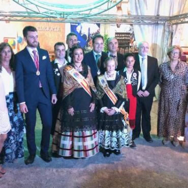 Galería Multimedia28/08/2018Consejería de Economía, Empresas y EmpleoAlbaceteDurante la inauguración de la carpa “Almansa Turística” en el Recinto Ferial junto al alcalde, Francisco Núñez y el subdelegado del Gobierno, Francisco TierrasecaEl Gobierno regional y el Ayuntamiento de Almansa han colaborado durante la legislatura en el Plan Extraordinario por el Empleo beneficiando a 435 trabajadoresEl delegado de la Junta en Albacete ha asegurado que el Ejecutivo autonómico ha realizado una inversión de 1,9 millones de euros, en las diferentes convocatorias del Plan Extraordinario en la ciudad de Almansa, desde el año 2015.
 
Pedro Antonio Ruiz Santos ha trasladado la felicitación del presidente del Gobierno de Castilla-La Mancha, Emiliano García-Page para toda Almansa, “en estos días tan especiales”, como son la Semana Grande de Feria, y ha pedido a los almanseños y las almanseñas que vivan estas fiestas “compartiendo alegría y en armonía”. 
Almansa, 28 de agosto de 2018.- El delegado de la Junta, Pedro Antonio Ruiz Santos ha asegurado que el presidente del Gobierno de Castilla-La Mancha, Emiliano García-Page ha trasladado su felicitación para toda Almansa, “en estos días tan especiales”, como son la Semana Grande de Feria de esta localidad albaceteña 2018.
 
Ruiz Santos que ha participado en el desfile institucional y ha representado al Ejecutivo autonómico en el pregón de estas fiestas, también ha acompañado al alcalde de Almansa, Francisco Núñez y al subdelegado del Gobierno de España, Francisco Tierraseca en la inauguración de la carpa municipal “Almansa Turística”.
 
Durante la atención a los medios de comunicación, el delegado provincial de la Junta de Comunidades ha pedido a los almanseños y las almanseñas que “estos días se vivan compartiendo compartir alegría y armonía”.
 
Por último, el representante de la Delegación de la Administración regional en la provincia de Albacete que ha participado en estos actos junto al director general de Acción Social y Cooperación, Ramón Lara, y la directora provincial del Instituto de la Mujer de Castilla-La Mancha, Mercedes Márquez, ha resaltado que en materia de promoción económica y políticas activas de empleo, el Gobierno regional y el Ayuntamiento de Almansa han desarrollado el Plan Extraordinario, durante la presente Legislatura, beneficiando a 435 trabajadores con una inversión de 1,9 millones de euros, en sus diferentes convocatorias.
 
La última orden de este Plan de la Consejería de Economía, Empresas y Empleo ha permitido al Consistorio almanseño poner en marcha 13 proyectos con la participación de 100 trabajadores, y contar con una subvención de 342.000 euros.
 
 
 

      


      
      
    
    Enlace permanente: https://www.castillalamancha.es/node/276735
    

  
  





  
                
    
    
          

  
  





  
                
    
    
      
        
  
  
      
      
Galer&iacutea Multimedia

  
      
          
  
Ruiz Santos en la inauguración de la Feria de Almansa 2018DescargarRuiz Santos en la inauguración de la Feria de Almansa 2018DescargarRuiz Santos en la inauguración de la Feria de Almansa 2018Descargar


    
          

  
  Ruiz Santos- Feria Almansa 2018Descargar


  
  Ruiz Santos- Plan Extraordinario AlmansaDescargar