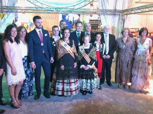 Galería Multimedia28/08/2018Consejería de Economía, Empresas y EmpleoAlbaceteDurante la inauguración de la carpa “Almansa Turística” en el Recinto Ferial junto al alcalde, Francisco Núñez y el subdelegado del Gobierno, Francisco TierrasecaEl Gobierno regional y el Ayuntamiento de Almansa han colaborado durante la legislatura en el Plan Extraordinario por el Empleo beneficiando a 435 trabajadoresEl delegado de la Junta en Albacete ha asegurado que el Ejecutivo autonómico ha realizado una inversión de 1,9 millones de euros, en las diferentes convocatorias del Plan Extraordinario en la ciudad de Almansa, desde el año 2015.
 
Pedro Antonio Ruiz Santos ha trasladado la felicitación del presidente del Gobierno de Castilla-La Mancha, Emiliano García-Page para toda Almansa, “en estos días tan especiales”, como son la Semana Grande de Feria, y ha pedido a los almanseños y las almanseñas que vivan estas fiestas “compartiendo alegría y en armonía”. 
Almansa, 28 de agosto de 2018.- El delegado de la Junta, Pedro Antonio Ruiz Santos ha asegurado que el presidente del Gobierno de Castilla-La Mancha, Emiliano García-Page ha trasladado su felicitación para toda Almansa, “en estos días tan especiales”, como son la Semana Grande de Feria de esta localidad albaceteña 2018.
 
Ruiz Santos que ha participado en el desfile institucional y ha representado al Ejecutivo autonómico en el pregón de estas fiestas, también ha acompañado al alcalde de Almansa, Francisco Núñez y al subdelegado del Gobierno de España, Francisco Tierraseca en la inauguración de la carpa municipal “Almansa Turística”.
 
Durante la atención a los medios de comunicación, el delegado provincial de la Junta de Comunidades ha pedido a los almanseños y las almanseñas que “estos días se vivan compartiendo compartir alegría y armonía”.
 
Por último, el representante de la Delegación de la Administración regional en la provincia de Albacete que ha participado en estos actos junto al director general de Acción Social y Cooperación, Ramón Lara, y la directora provincial del Instituto de la Mujer de Castilla-La Mancha, Mercedes Márquez, ha resaltado que en materia de promoción económica y políticas activas de empleo, el Gobierno regional y el Ayuntamiento de Almansa han desarrollado el Plan Extraordinario, durante la presente Legislatura, beneficiando a 435 trabajadores con una inversión de 1,9 millones de euros, en sus diferentes convocatorias.
 
La última orden de este Plan de la Consejería de Economía, Empresas y Empleo ha permitido al Consistorio almanseño poner en marcha 13 proyectos con la participación de 100 trabajadores, y contar con una subvención de 342.000 euros.
 
 
 

      


      
      
    
    Enlace permanente: https://www.castillalamancha.es/node/276735
    

  
  





  
                
    
    
          

  
  





  
                
    
    
      
        
  
  
      
      
Galer&iacutea Multimedia

  
      
          
  
Ruiz Santos en la inauguración de la Feria de Almansa 2018DescargarRuiz Santos en la inauguración de la Feria de Almansa 2018DescargarRuiz Santos en la inauguración de la Feria de Almansa 2018Descargar


    
          

  
  Ruiz Santos- Feria Almansa 2018Descargar


  
  Ruiz Santos- Plan Extraordinario AlmansaDescargar