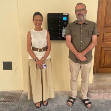 Instalados dos puntos de recarga para móviles en el Recinto Ferial y La Lonja