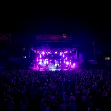 Esta noche, el arte y la magia de Antoñito Molina han llenado los Jardinillos.
...