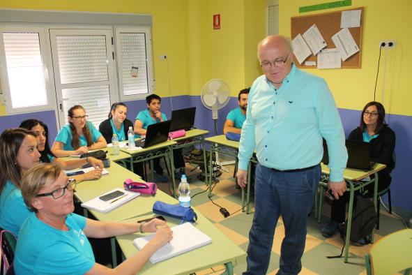 Galería Multimedia29/06/2017Consejería de Economía, Empresas y EmpleoAlbaceteDurante la visita al Taller de Empleo “Bienservida es vida” del que se benefician 9 alumnos en esta localidad de la Sierra de AlcarazEl Gobierno regional apela al asociacionismo empresarial y la profesionalidad en la gestión de alojamientos ruralesEl delegado de la Junta en Albacete ha animado a los jóvenes de este programa de formación en Bienservida a desarrollar proyectos de emprendimiento o poder ofrecer servicios como empleados cualificados en la comercialización de alojamientos turísticos, casas rurales, albergues, hoteles, apartamentos, y también en el sector de la hostelería.
 
Pedro Antonio Ruiz Santos ha reconocido el importante trabajo realizado por el  Ayuntamiento de Bienservida para dinamizar esta actividad económica y poder atraer inversión privada, poniendo como ejemplo la adquisición de cocinas,  el acondicionamiento de diferentes infraestructuras y espacios, y el ofrecimiento de suelo para un Complejo Turístico de referencia para toda la comarca. 
Bienservida, 29 de junio de 2017.- El Gobierno de Castilla-La Mancha ha animado al asociacionismo vinculado con el turismo rural, y ha instado a materializar proyectos empresariales relacionados con la gestión de alojamientos rurales, como una alternativa de futuro para jóvenes de pueblos y comarcas especialmente castigados por la despoblación.
 
Este mensaje ha sido remarcado hoy por el delegado de la Junta en Albacete, Pedro Antonio Ruiz Santos durante su visita a los 9 alumnos del Taller de Empleo “Bienservida es vida”, en la que ha resaltado la importancia de obtener un certificado de profesionalidad sobre “alojamientos rurales” para posteriormente iniciarse o unirse a proyectos de emprendimiento en este sector económico en auge en la provincia de Albacete.
 
Ruiz Santos que ha estado acompañado del alcalde de Bienservida, Manuel Sánchez, ediles del Equipo de Gobierno de este municipio de la Sierra de Alcaraz; y de la directora de este programa de formación para el empleo, Elena González, ha visitado las instalaciones donde se está cursando este Taller impartido por el monitor,  Pedro Ruiz Samblas, y ha reconocido el importante trabajo realizado por este Ayuntamiento para dinamizar este actividad económica, poniendo como ejemplo la adquisición de cocinas, y el acondicionamiento de diferentes infraestructuras y espacios.
 
Actualmente, la localidad de Bienservida cuenta con 4 casas rurales, un campamento, y una superficie de 50 hectáreas que necesitan ser acondicionadas con diferentes redes de abastecimiento, para impulsar un proyecto de iniciativa privada que consiste en la construcción de un Complejo Turístico en este término municipal, y que convertiría esta localidad en un referente de “dinamización y creación de empleo” dentro del sector del turismo, la hostelería, y los alojamientos rurales, para toda la comarca de la Sierra de Alcaraz.
 
El delegado provincial ha trasladado a los alumnos del Taller de Empleo, todos ellos con Educación Secundaria Obligatoria, las posibilidades que tienen de introducirse profesionalmente en alguna de estas iniciativas, y ha recordado también el papel que juegan las Asociaciones de Turismo Rural como interlocutores con la Administración autonómica.
 
El Taller de Empleo de Bienservida ofrece conocimientos sobre comercialización de alojamientos rurales, recepción y atención a clientes en entornos rurales, restauración, mantenimiento y limpieza de estas infraestructuras y seguridad, higiene y protección ambiental en el sector de la hostelería.
 
La directora del curso, Elena González ha subrayado que el objetivo de este Taller de Empleo, concedido por la Junta de Comunidades por segundo año consecutivo, pretende que los asistentes se interesen por desarrollar una actividad profesional en alojamientos turísticos, casas rurales, albergues, hoteles o apartamentos, prestando un servicio profesional como empresario o empleado cualificado.

      


      
      
    
    Enlace permanente: https://www.castillalamancha.es/node/252940
    

  
  





  
                
    
    
          

  
  





  
                
    
    
      
        
  
  
      
      
Galer&iacutea Multimedia

  
      
          
  
Ruiz Santos visita el Taller de Empleo de Bienservida especializado en gestión de alojamientos ruralesDescargarRuiz Santos visita el Taller de Empleo de Bienservida especializado en gestión de alojamientos ruralesDescargarRuiz Santos visita el Taller de Empleo de Bienservida especializado en gestión de alojamientos ruralesDescargar