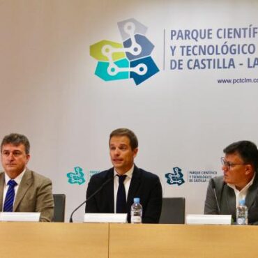 Galería Multimedia08/11/2018Consejería de Educación, Cultura y DeportesAlbaceteDurante la presentación de los actos de la Semana de la Ciencia en AlbaceteEl Gobierno regional aprobará una nueva convocatoria de ayudas para proyectos de investigación con una inversión de 8 millones de euros de fondos propiosEl director general de Universidades, Innovación e Investigación ha subrayado que “el Ejecutivo autonómico apuesta por un modelo de sociedad basada en el conocimiento, la investigación y el desarrollo”, y ha puesto como ejemplo del esfuerzo del Gobierno del presidente Emiliano García-Page en este ámbito, los 20 millones de euros en proyectos de investigación, que se aprobarán en la legislatura, la reactivación del Parque Científico y Tecnológico (PCTCLM), o el Centro del Hidrógeno de Puertollano.
 
Ricardo Cuevas también ha trasladado el trabajo realizado con líneas propias de la Administración autonómica con la Universidad de Castilla-La Mancha (UCLM) para subvencionar contratos doctorales y postdoctorales, en el próximo año 2019, “ofreciendo oportunidades a los jóvenes que quieren realizar sus tesis en la Comunidad Autónoma y seguir sus líneas de investigación en centros de nuestra región”.¡
 
Más de 1.000 alumnos y alumnas participarán en los actos “divulgativos” de la Semana de la Ciencia, que se desarrollará en Albacete, entre el 12 y el 16 de noviembre, con un programa “variado”, abiertos a los ciclos educativos de Infantil y Primaria, Secundaria y Formación Profesional (FP). 
Albacete, 8 de noviembre de 2018.- El Consejo de Gobierno de Castilla-La Mancha aprobará previsiblemente antes de finalizar el presente mes, una nueva convocatoria de ayudas para proyectos científicos, investigación y transferencia, con una inversión de 8 millones de euros con cargo a los presupuestos de la Junta de Comunidades, para su ejecución en los próximos cuatro años, “en una nueva apuesta de financiación para los grupos de investigación de nuestra Comunidad Autónoma”.
 
El director general de Universidades, Innovación e Investigación, Ricardo Cuevas ha anticipado esta nueva línea de financiación, durante el acto de presentación de las actividades de la Semana de la Ciencia, recordando que con esta nueva convocatoria junto a la inversión de 12 millones de euros resueltos por la Consejería de Educación, Cultura y Deportes para 100 proyectos de investigación presentados en 2017, las ayudas a la investigación alcanzarán en la presente legislatura los 20 millones de euros.
 
Durante su intervención, Cuevas ha subrayado que “el Gobierno autonómico apuesta por un modelo de sociedad basada en el conocimiento, la investigación y el desarrollo”, y ha puesto como ejemplo del esfuerzo del Ejecutivo del presidente Emiliano García-Page en este ámbito, la reactivación del Parque Científico y Tecnológico de Castilla-La Mancha, -con sedes en Albacete y Guadalajara-, el Centro del Hidrógeno de Puertollano (Ciudad Real), el apoyo al resto de centros tecnológicos, o el convenio alcanzado con la Universidad de Castilla-La Mancha destinado a infraestructuras e investigación con cargo al presupuesto de la Institución académica.
 
El director general de Investigación ha participado junto al director de la Fundación del Parque Científico y Tecnológico de Castilla-La Mancha, Juan Bautista Torrente, y el director provincial de Educación, Cultura y Deporte, Diego Pérez, en el acto de presentación de las diferentes actividades que se desarrollarán en Albacete con motivo de la Semana de la Ciencia, reconociendo el papel del PCTCLM en la sociedad albaceteña y su contribución para la organización de estas conferencias, talleres y encuentros “divulgativos”.
 
El director general de Universidades, Innovación e Investigación también ha trasladado el trabajo realizado con líneas propias de la Administración autonómica con la Universidad de Castilla-La Mancha (UCLM) para subvencionar contratos doctorales y postdoctorales, en el próximo año 2019, “ofreciendo oportunidad a los jóvenes que quieren realizar sus tesis en la Comunidad Autónoma y seguir sus líneas de investigación en centros de nuestra región”.
 Programa de la Semana de la Ciencia
 
Por su parte, el director de la Fundación del Parque Científico y Tecnológico de Castilla-La Mancha (PCTCLM), Juan Bautista Torrente ha estimado que unos 1.000 alumnos y alumnas participarán en los actos de la Semana de la Ciencia, que se desarrollará en Albacete, entre el 12 y el 16 de noviembre, con un programa “variado”, que se ha abierto desde los ciclos educativos de Infantil y Primaria, hasta Educación Secundaria y Formación Profesional de centros de Albacete capital, La Roda, La Gineta, Fuenteálamo y Villarrobledo.
 
Torrente ha resaltado que en la próxima Semana de la Ciencia tendrá un especial protagonismo “Ciencia y Tecnología en Femenino”, con el propósito de fomentar la vocación científica de futuras mujeres investigadoras. En esta línea, el próximo lunes 12, se ha organizado una Jornada denominada “Conoce la Carrera Investigadora”, impartida por Florentina Villlanueva, investigadora del Programa “INCRECYT” del Parque Científico y Tecnológico de Castilla-La Mancha, con la previsión de asistencia de 60 estudiantes
 
Los días 13 y 14, se representará en el Teatro de la Paz, ante 900 escolares, “El Viaje de Ferru” de la Compañía Arte Fusión Títeres, y que versa sobre la historia de una partícula de hierro nacida de la explosión de una supernova.
 
Además, los días 15 y 16 de noviembre se han organizado Talleres Nenotecnología y una visita al Instituto de Desarrollo Industrial para que alumnos de Secundaria conozcan los Laboratorios de Robótica, Óptica, y 3D.
 
Por último, la gerencia del Parque Científico y Tecnológico que ha informado que la Semana de la Ciencia cuenta con 15.000 euros para las actividades de Albacete y Guadalajara, también ha agradecido la colaboración de otras instituciones como el Ayuntamiento de Albacete y la Diputación provincial

      


      
      
    
    Enlace permanente: https://www.castillalamancha.es/node/281183
    

  
  





  
                
    
    
          

  
  





  
                
    
    
      
        
  
  
      
      
Galer&iacutea Multimedia

  
      
          
  
Presentación programación de la Semana de la CienciaDescargarPresentación programación de la Semana de la CienciaDescargarPresentación programación de la Semana de la CienciaDescargar


    
          

  
  Ricardo Cuevas- Nueva convocatoria de ayudas a investigación en CLMDescargar


  
  Ricardo Cuevas- Reactivación del Parque Científico y Tecnológico de CLMDescargar