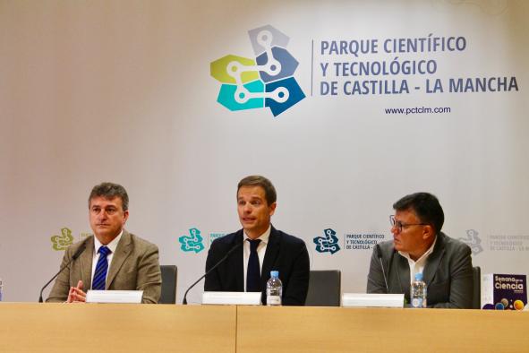 Galería Multimedia08/11/2018Consejería de Educación, Cultura y DeportesAlbaceteDurante la presentación de los actos de la Semana de la Ciencia en AlbaceteEl Gobierno regional aprobará una nueva convocatoria de ayudas para proyectos de investigación con una inversión de 8 millones de euros de fondos propiosEl director general de Universidades, Innovación e Investigación ha subrayado que “el Ejecutivo autonómico apuesta por un modelo de sociedad basada en el conocimiento, la investigación y el desarrollo”, y ha puesto como ejemplo del esfuerzo del Gobierno del presidente Emiliano García-Page en este ámbito, los 20 millones de euros en proyectos de investigación, que se aprobarán en la legislatura, la reactivación del Parque Científico y Tecnológico (PCTCLM), o el Centro del Hidrógeno de Puertollano.
 
Ricardo Cuevas también ha trasladado el trabajo realizado con líneas propias de la Administración autonómica con la Universidad de Castilla-La Mancha (UCLM) para subvencionar contratos doctorales y postdoctorales, en el próximo año 2019, “ofreciendo oportunidades a los jóvenes que quieren realizar sus tesis en la Comunidad Autónoma y seguir sus líneas de investigación en centros de nuestra región”.¡
 
Más de 1.000 alumnos y alumnas participarán en los actos “divulgativos” de la Semana de la Ciencia, que se desarrollará en Albacete, entre el 12 y el 16 de noviembre, con un programa “variado”, abiertos a los ciclos educativos de Infantil y Primaria, Secundaria y Formación Profesional (FP). 
Albacete, 8 de noviembre de 2018.- El Consejo de Gobierno de Castilla-La Mancha aprobará previsiblemente antes de finalizar el presente mes, una nueva convocatoria de ayudas para proyectos científicos, investigación y transferencia, con una inversión de 8 millones de euros con cargo a los presupuestos de la Junta de Comunidades, para su ejecución en los próximos cuatro años, “en una nueva apuesta de financiación para los grupos de investigación de nuestra Comunidad Autónoma”.
 
El director general de Universidades, Innovación e Investigación, Ricardo Cuevas ha anticipado esta nueva línea de financiación, durante el acto de presentación de las actividades de la Semana de la Ciencia, recordando que con esta nueva convocatoria junto a la inversión de 12 millones de euros resueltos por la Consejería de Educación, Cultura y Deportes para 100 proyectos de investigación presentados en 2017, las ayudas a la investigación alcanzarán en la presente legislatura los 20 millones de euros.
 
Durante su intervención, Cuevas ha subrayado que “el Gobierno autonómico apuesta por un modelo de sociedad basada en el conocimiento, la investigación y el desarrollo”, y ha puesto como ejemplo del esfuerzo del Ejecutivo del presidente Emiliano García-Page en este ámbito, la reactivación del Parque Científico y Tecnológico de Castilla-La Mancha, -con sedes en Albacete y Guadalajara-, el Centro del Hidrógeno de Puertollano (Ciudad Real), el apoyo al resto de centros tecnológicos, o el convenio alcanzado con la Universidad de Castilla-La Mancha destinado a infraestructuras e investigación con cargo al presupuesto de la Institución académica.
 
El director general de Investigación ha participado junto al director de la Fundación del Parque Científico y Tecnológico de Castilla-La Mancha, Juan Bautista Torrente, y el director provincial de Educación, Cultura y Deporte, Diego Pérez, en el acto de presentación de las diferentes actividades que se desarrollarán en Albacete con motivo de la Semana de la Ciencia, reconociendo el papel del PCTCLM en la sociedad albaceteña y su contribución para la organización de estas conferencias, talleres y encuentros “divulgativos”.
 
El director general de Universidades, Innovación e Investigación también ha trasladado el trabajo realizado con líneas propias de la Administración autonómica con la Universidad de Castilla-La Mancha (UCLM) para subvencionar contratos doctorales y postdoctorales, en el próximo año 2019, “ofreciendo oportunidad a los jóvenes que quieren realizar sus tesis en la Comunidad Autónoma y seguir sus líneas de investigación en centros de nuestra región”.
 Programa de la Semana de la Ciencia
 
Por su parte, el director de la Fundación del Parque Científico y Tecnológico de Castilla-La Mancha (PCTCLM), Juan Bautista Torrente ha estimado que unos 1.000 alumnos y alumnas participarán en los actos de la Semana de la Ciencia, que se desarrollará en Albacete, entre el 12 y el 16 de noviembre, con un programa “variado”, que se ha abierto desde los ciclos educativos de Infantil y Primaria, hasta Educación Secundaria y Formación Profesional de centros de Albacete capital, La Roda, La Gineta, Fuenteálamo y Villarrobledo.
 
Torrente ha resaltado que en la próxima Semana de la Ciencia tendrá un especial protagonismo “Ciencia y Tecnología en Femenino”, con el propósito de fomentar la vocación científica de futuras mujeres investigadoras. En esta línea, el próximo lunes 12, se ha organizado una Jornada denominada “Conoce la Carrera Investigadora”, impartida por Florentina Villlanueva, investigadora del Programa “INCRECYT” del Parque Científico y Tecnológico de Castilla-La Mancha, con la previsión de asistencia de 60 estudiantes
 
Los días 13 y 14, se representará en el Teatro de la Paz, ante 900 escolares, “El Viaje de Ferru” de la Compañía Arte Fusión Títeres, y que versa sobre la historia de una partícula de hierro nacida de la explosión de una supernova.
 
Además, los días 15 y 16 de noviembre se han organizado Talleres Nenotecnología y una visita al Instituto de Desarrollo Industrial para que alumnos de Secundaria conozcan los Laboratorios de Robótica, Óptica, y 3D.
 
Por último, la gerencia del Parque Científico y Tecnológico que ha informado que la Semana de la Ciencia cuenta con 15.000 euros para las actividades de Albacete y Guadalajara, también ha agradecido la colaboración de otras instituciones como el Ayuntamiento de Albacete y la Diputación provincial

      


      
      
    
    Enlace permanente: https://www.castillalamancha.es/node/281183
    

  
  





  
                
    
    
          

  
  





  
                
    
    
      
        
  
  
      
      
Galer&iacutea Multimedia

  
      
          
  
Presentación programación de la Semana de la CienciaDescargarPresentación programación de la Semana de la CienciaDescargarPresentación programación de la Semana de la CienciaDescargar


    
          

  
  Ricardo Cuevas- Nueva convocatoria de ayudas a investigación en CLMDescargar


  
  Ricardo Cuevas- Reactivación del Parque Científico y Tecnológico de CLMDescargar