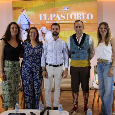 Los diputados provinciales Fermin Gomez Sarrion y Josefa Montes del Grupo Popula...