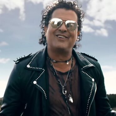 Carlos Vives, Sebastián Yatra - Robarte un Beso (Official Video)