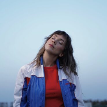 Carmesí presenta su nuevo single “Día Triste”