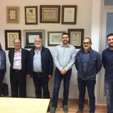 Galería Multimedia23/10/2018Consejería de Educación, Cultura y DeportesAlbaceteDurante el encuentro que ha mantenido con los representantes de esta banda de música de Caudete El Gobierno regional asesora a la Sociedad Unión Musical “Santa Cecilia” de Caudete para obtener la Declaración de Utilidad PúblicaEste compromiso fue expuesto por el delegado de la Junta en Albacete, Pedro Antonio Ruiz Santos a los representantes de esta Banda de Música, que aglutina también Banda Juvenil y Orquesta Sinfónica para que a través de esta figura que otorga “seguridad jurídica”, este colectivo pueda participar de convocatorias de ayudas, tener exenciones y beneficios fiscales, además del reconocimiento social y laboral. 

Caudete,  23 de octubre de 2018-  El Gobierno de Castilla-La Mancha colaborará en el asesoramiento a la Sociedad Unión Musical “Santa Cecilia” de la localidad de Caudete para lograr la Declaración de Utilidad Pública, una figura que se concede a las Asociaciones y Federaciones de Asociaciones para otorgar “seguridad jurídica”, poder participar en convocatorias de ayudas y subvenciones, tener exenciones y beneficios fiscales, además del reconocimiento social y laboral que supone.
 
Este compromiso para que la Unión Musical “Santa Cecilia” obtengan esa Declaración de Utilidad Pública fue trasladado por el delegado de la Junta en Albacete, Pedro Antonio Ruiz Santos, durante el encuentro que ha mantenido con los representantes de esta banda de música de Caudete, con más de 90 integrantes, que aglutina también una Banda Juvenil y la recientemente creada Orquesta de Cuerda, que en determinados conciertos se convierte en Orquesta Sinfónica.
 
El representante de la Junta de Comunidades también ha conocido que la Unión Musical “Santa Cecilia”, cuenta con Escuela de Música y Danza, desde el año 1987, en instalaciones municipales, así como el protagonismo que adquiere esta Banda de Música en las fiestas del municipio de Caudete, “siendo un referente de la cultura y las tradiciones caudetanas”, desde su origen datado en 1850, aunque fue en el año 1978 cuando surge la idea de crear una asociación, cuya banda ha obtenido numerosos reconocimientos y premios otorgados por toda la geografía española.

      


      
      
    
    Enlace permanente: https://www.castillalamancha.es/node/280074
    

  
  





  
                
    
    
          

  
  





  
                
    
    
      
        
  
  
      
      
Galer&iacutea Multimedia

  
      
          
  
Ruiz Santos con la Sociedad Unión "Santa Cecilia" de CaudeteDescargar