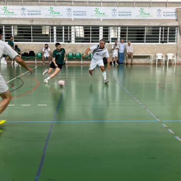 Los concejales Alberto Reina y Francisco Villaescusa presenciaron la exhibición ...