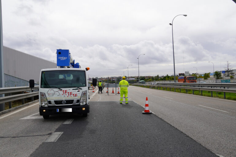 8 de cada 10 conductores denunciados excede la velocidad específica en los tramos de obras​
						
								Fecha actualización: 08 julio 2024
						11.763 conductores fueron denunciados durante la campaña de vigilancia y control de obras en vías interurbanas llevada a cabo por la Dirección General de Tráfico entre el 3 y el 9 de junio.
En 2023 se produjeron 131 siniestros de tráfico relacionados con los trabajos de obras de mantenimiento y conservación en las carreteras, de los cuales 21 implicaron a operarios que trabajaban o caminaban por la calzada o en sus inmediaciones (peatones), mientras que los otros 110 implicaron a operarios de conservación y mantenimiento dentro de sus vehículos.
						
								
									
									Desplazamientos
									    Obras
									    Carreteras
									    interurbana
									    Tráfico
									    vigilancia
									    
							
						
			
				
					 
						 
							X
						
					
					
						 
						Facebook
						
						
					
					
						 
							Mail
						
					
					
						 
							Copiar URL
	
					
					
						 
							Mostrar QR
						
					
				
			
			
				
					
						 Ampliar letra