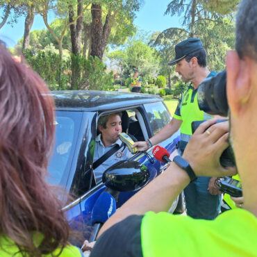 Conductor realizando test de alcoholemia con la Guardia Civil