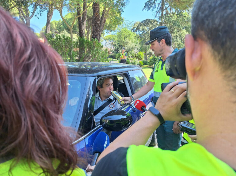 Conductor realizando test de alcoholemia con la Guardia Civil