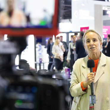 DGT participa en el 30 Congreso Mundial sobre Sistemas Inteligentes de Transporte
						
								Fecha actualización: 23 septiembre 2024
						Se trata del mayor encuentro internacional sobre ITS en el que decenas de expertos están debatiendo durante esta semana sobre el futuro de la movilidad y cómo alcanzar los objetivos clave para que esta movilidad del futuro sea una movilidad sostenible.
La subdirectora adjunta de Circulación de la DGT, Ana Blanco, ha podido explicar el caso español del dispositivo luminoso y conectado V-16 pionero en todo el mundo y de cómo contribuyen en España los ITS a la descarbonización.
Por su parte, la jefa provincial de Tráfico de Sevilla, Ana Luz Jiménez pudo explicar el caso español de los Indicadores clave de desempeño (KPI) que se utilizan para monitorear la seguridad vial, así como de casos concretos de uso de aplicaciones de los sistemas ITS para monitorizar y hacer previsiones sobre el tráfico, como por ejemplo para la Operación Paso del Estrecho.
						
								
									
									Actualidad institucional
									    Seguridad Vial
									    Educación Vial
									    Formación Vial
									    Movilidad
									    Nuevas tecnologías
									    
							
						
			
				
					 
						 
							X
						
					
					
						 
						Facebook
						
						
					
					
						 
							Mail
						
					
					
						 
							Copiar URL
	
					
					
						 
							Mostrar QR
						
					
				
			
			
				
					
						 Ampliar letra