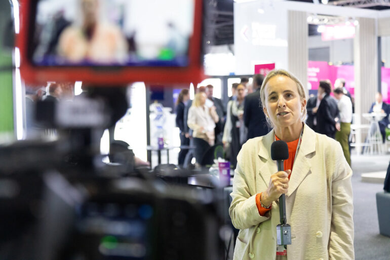 DGT participa en el 30 Congreso Mundial sobre Sistemas Inteligentes de Transporte
						
								Fecha actualización: 23 septiembre 2024
						Se trata del mayor encuentro internacional sobre ITS en el que decenas de expertos están debatiendo durante esta semana sobre el futuro de la movilidad y cómo alcanzar los objetivos clave para que esta movilidad del futuro sea una movilidad sostenible.
La subdirectora adjunta de Circulación de la DGT, Ana Blanco, ha podido explicar el caso español del dispositivo luminoso y conectado V-16 pionero en todo el mundo y de cómo contribuyen en España los ITS a la descarbonización.
Por su parte, la jefa provincial de Tráfico de Sevilla, Ana Luz Jiménez pudo explicar el caso español de los Indicadores clave de desempeño (KPI) que se utilizan para monitorear la seguridad vial, así como de casos concretos de uso de aplicaciones de los sistemas ITS para monitorizar y hacer previsiones sobre el tráfico, como por ejemplo para la Operación Paso del Estrecho.
						
								
									
									Actualidad institucional
									    Seguridad Vial
									    Educación Vial
									    Formación Vial
									    Movilidad
									    Nuevas tecnologías
									    
							
						
			
				
					 
						 
							X
						
					
					
						 
						Facebook
						
						
					
					
						 
							Mail
						
					
					
						 
							Copiar URL
	
					
					
						 
							Mostrar QR
						
					
				
			
			
				
					
						 Ampliar letra