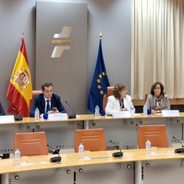Presentada la nueva “Guía de consejo sanitario en Seguridad Vial Laboral”
						
								Fecha actualización: 19 marzo 2025
						Se trata de una versión renovada de la elaborada en 2010 que necesitaba ser actualizada ya que en estos años se han producido numerosos avances tanto en medicina de tráfico como a nivel normativo.
Su objetivo es proporcionar a los profesionales sanitarios una herramienta de consulta de fácil manejo, con información clara y concisa, para poder detectar factores de riesgo vial relacionados con las enfermedades y deficiencias que pueden influir en la conducción y, por tanto, en la seguridad vial.
Según los datos del INSST, los accidentes laborales de tráfico (ALT) representan un 11,7% del total de accidentes de trabajo. De ellos, un 70,6 % fueron accidentes in itínere. Del total, un 29,7% fueron accidentes laborales mortales.
						
								
									
									Normativa
									    Profesionales
									    Seguridad Vial
									    Circulación Segura
									    Formación Vial
									    Movilidad
									    Siniestralidad
									    
							
						
			
				
					 
						 
							X
						
					
					
						 
						Facebook
						
						
					
					
						 
							Mail
						
					
					
						 
							Copiar URL
	
					
					
						 
							Mostrar QR
						
					
				
			
			
				
					
						 Ampliar letra