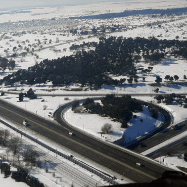 Preparado el dispositivo especial de tráfico para los 19,7 millones de desplazamientos previstos para Navidad​
						
								Fecha actualización: 20 diciembre 2023
						El dispositivo de vigilancia, regulación y seguridad en carretera comenzará a las 15:00 horas del viernes 22 de diciembre y se prolongará hasta el domingo 7 de enero.
Como es habitual, el operativo se desarrolla en tres fases coincidiendo con los principales días festivos (Navidad, Año Nuevo y Reyes) y que este año coinciden con fines de semana.
Como recuerda la campaña de comunicación de la DGT para estas fechas: “Llegar tarde es mejor que no llegar”.
						
								
									
									Restricciones
									    Carreteras
									    Circulación
									    Medidas especiales
									    Operación especial
									    Tráfico
									    viajes
									    
							
						
			
				
					 
						 
							X
						
					
					
						 
						Facebook
						
						
					
					
						 
							Mail
						
					
					
						 
							Copiar URL
	
					
					
						 
							Mostrar QR
						
					
				
			
			
				
					
						 Ampliar letra