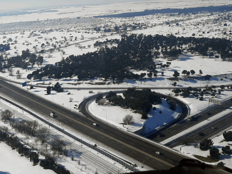 Preparado el dispositivo especial de tráfico para los 19,7 millones de desplazamientos previstos para Navidad​
						
								Fecha actualización: 20 diciembre 2023
						El dispositivo de vigilancia, regulación y seguridad en carretera comenzará a las 15:00 horas del viernes 22 de diciembre y se prolongará hasta el domingo 7 de enero.
Como es habitual, el operativo se desarrolla en tres fases coincidiendo con los principales días festivos (Navidad, Año Nuevo y Reyes) y que este año coinciden con fines de semana.
Como recuerda la campaña de comunicación de la DGT para estas fechas: “Llegar tarde es mejor que no llegar”.
						
								
									
									Restricciones
									    Carreteras
									    Circulación
									    Medidas especiales
									    Operación especial
									    Tráfico
									    viajes
									    
							
						
			
				
					 
						 
							X
						
					
					
						 
						Facebook
						
						
					
					
						 
							Mail
						
					
					
						 
							Copiar URL
	
					
					
						 
							Mostrar QR
						
					
				
			
			
				
					
						 Ampliar letra