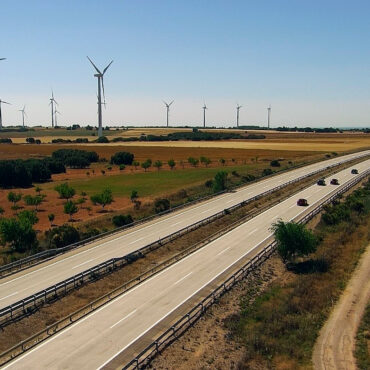 Paisaje con carretera y molinos eólicos