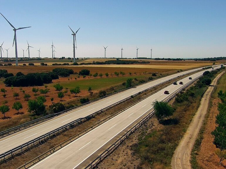 Paisaje con carretera y molinos eólicos