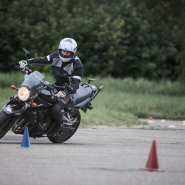Interior mejora la formación de los conductores con una nueva regulación de los cursos del permiso de clase A y de conducción segura y eficiente
						
								Fecha actualización: 06 marzo 2025
						Se trata de dos iniciativas de gran relevancia para la seguridad vial en España que forman parte del Plan de Actuación 2024-2025 de la Dirección General de Tráfico.
El curso para obtener al permiso de la clase A otorga más horas a la formación práctica en vías abiertas al tráfico, en carretera convencional y al uso obligatorio del airbag.
Se incorpora a la formación los sistemas de ayuda a la conducción en las motos (ARAS) que contribuyen a hacer más segura la conducción de los motoristas.
Se regulan los cursos de conducción segura y eficiente para turismos y para motos que se han consolidado como una buena práctica de formación continua a personas con permiso de conducción.
Son voluntarios y se bonificarán con dos puntos adicionales hasta un límite de quince, con una frecuencia máxima de un curso de cada tipo cada dos años.
						
								
									
									Carnet
									    Seguridad Vial
									    airbag
									    Circulación Segura
									    Conductores
									    Educación Vial
									    Motocicletas
									    
							
						
			
				
					 
						 
							X
						
					
					
						 
						Facebook
						
						
					
					
						 
							Mail
						
					
					
						 
							Copiar URL
	
					
					
						 
							Mostrar QR
						
					
				
			
			
				
					
						 Ampliar letra