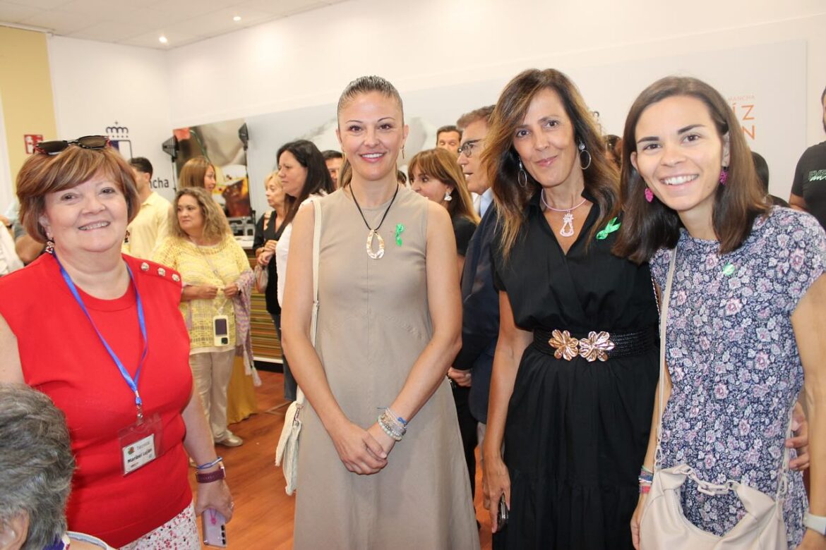 La diputada regional María Gil Martínez junto a la diputada provincial y alcalde...