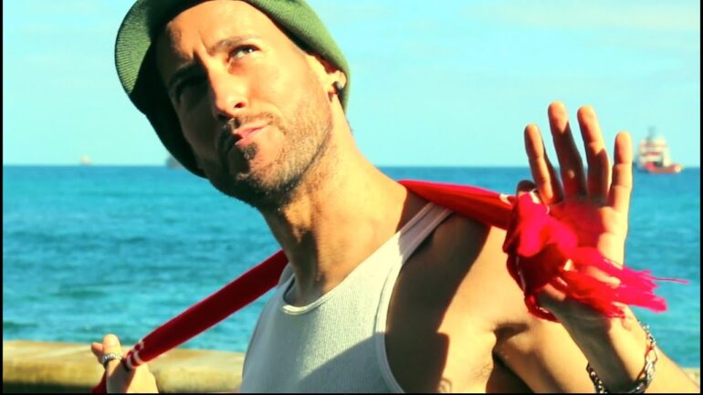 Miguel Chinchilla - Vistiendo Santos (Videoclip Oficial) Con "Las Negris"