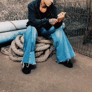 Cuando dormías        
        
                                                                                                Enol                    
        
            
                
                    
                                                                                    WARNER MUSIC GROUP