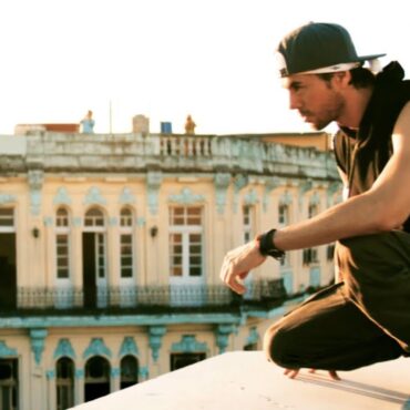 Enrique Iglesias - SUBEME LA RADIO (Official Video) ft. Descemer Bueno, Zion & Lennox