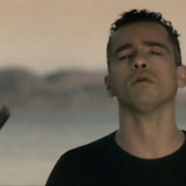 Eros Ramazzotti - Un'Emozione Per Sempre (Official Video)