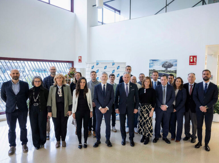 Grande-Marlaska destaca el cumplimiento de los límites de velocidad como un “elemento clave” para reducir los siniestros viales
						
								Fecha actualización: 22 enero 2025
						El ministro del Interior ha visitado este miércoles el Centro de Tratamiento de Denuncias Automatizadas de la Dirección General de Tráfico, ubicado en la localidad de Santovenia de la Valdoncina, en León.
La velocidad inadecuada es la causa del 21 por ciento de los siniestros mortales y está detrás de las salidas de la vía, que representan el 42 por ciento de los siniestros con víctimas en las carreteras españolas.
						
								
									
									Actualidad institucional
									    Multas
									    Sanciones
									    Seguridad Vial
									    denuncias
									    Velocidad
									    
							
						
			
				
					 
						 
							X
						
					
					
						 
						Facebook
						
						
					
					
						 
							Mail
						
					
					
						 
							Copiar URL
	
					
					
						 
							Mostrar QR
						
					
				
			
			
				
					
						 Ampliar letra