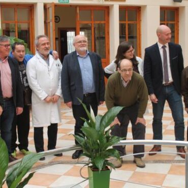 Galería Multimedia26/02/2019Consejería de Bienestar SocialAlbaceteDurante la visita institucional a las instalaciones de la Carretera de Murcia junto al alcalde de Hellín, Ramón GarcíaEl Gobierno regional, la Diputación de Albacete y el Ayuntamiento de Hellín visibilizan el compromiso conjunto de estas Administraciones con el Centro Residencial de ‘Los Hermanos Franciscanos de la Cruz Blanca’El director de Acción Social y Cooperación, Ramón Lara ha subrayado que “Los Hermanos Franciscanos de la Cruz Blanca” son “una institución en Hellín” y representan una de las 14 entidades sociales que en este presente año 2019, llevarán a cabo algunos de los 26 proyectos con cargo al IRPF que se desarrollarán en el municipio hellinero.
 
El delegado de la Junta en Albacete ha valorado los dos proyectos del IRPF concedidos para las áreas de Terapia Ocupacional, Integración Social, Creatividad, e Intervención, en beneficio de la calidad de vida de las 80 personas con discapacidad y enfermedad mental del Centro Residencial de esta Asociación solidaria. Además, Pedro Antonio Ruiz Santos ha apuntado que las ayudas específicas para tratamiento terapéuticos, el acuerdo de la Fundación Sociosanitaria de Castilla-La Mancha, y las prestaciones vinculadas, elevan la financiación del Ejecutivo autonómico en más de medio millón de euros para esta entidad con sede en Hellín. 
Hellín, 26 de febrero de 2019.- El Gobierno regional, la Diputación provincial de Albacete, y el Ayuntamiento de Hellín han visibilizado hoy el compromiso de estas Administraciones públicas con “Los Hermanos Franciscanos de la Cruz Blanca”, una entidad social con sede en Hellín, que desarrollará en este presente ejercicio 2019, dos programas de interés general con cargo al 0,7 por ciento del IRPF para la mejora de las áreas de Terapia Ocupacional, Integración Social y Creatividad, e Intervención, en beneficio de la calidad de vida de las 80 personas con discapacidad y enfermedad mental del Centro Residencial de esta Asociación solidaria, ubicado en este término municipal, cuya financiación asciende a más de 110.000 euros gracias a esta línea transferida a las Comunidades Autónomas. 
 
El director general de Acción Social y Cooperación, Ramón Lara ha subrayado, durante la visita al Centro Residencial que “Los Hermanos Franciscanos de la Cruz Blanca”, son “una institución en Hellín” y representan una de las 14 entidades sociales que en este presente año 2019, llevarán a cabo algunos de los 26 proyectos con cargo al IRPF que se desarrollarán en el municipio hellinero.
 
Lara que ha estado acompañado del delegado de la Junta en Albacete, Pedro Antonio Ruiz Santos, y el alcalde de Hellín, Ramón García ha recordado que en la provincia de Albacete hay 90 entidades que han recibido financiación del IRPF, con algo más de 2 millones de euros, y ha reiterado que “cuando marcamos la casilla de la X en la Declaración para fines sociales, para la Iglesia católica o para ambas, estamos ayudando a entidades como Los Hermanos Franciscanos de la Cruz Blanca, que se dedican a prestar servicios a las personas más vulnerables de la sociedad”.
 Otras ayudas del Gobierno de CLM y la Diputación de Albacete
 
Por su parte, el delegado de la Junta en Albacete, Pedro Antonio Ruiz Santos ha valorado el acuerdo de los proyectos del IRPF que mantiene el Gobierno regional con “Los Hermanos Franciscanos de la Cruz Blanca”, complementado con un convenio específico para 4 plazas concertadas, ayudas específicas de 206.000 euros para tratamientos terapéuticos, un convenio con la Fundación Sociosanitaria de Castilla-La Mancha de 54.000 euros, con prestaciones vinculadas,  y que en su conjunto asciende a 550.000 euros.
 
“Todo el dinero es bienvenido y hay mucha gestión y esfuerzos de la Junta de Comunidades en apoyo a Los Hermanos Franciscanos de la Cruz Blanca para que prolonguen la acción del Ejecutivo del presidente Emiliano García-Page”, ha aseverado Ruiz Santos.
 
Por último, el alcalde de Hellín y el vicepresidente segundo de la Diputación, Ramón García ha valorado “la labor social de la Casa de Los Hermanos Franciscanos de la Cruz Blanca y sus voluntarios”, y ha avanzado que el convenio de la Institución provincial con esta entidad se renovará para el próximo año, un acuerdo de algo más de 450.000 euros para 37 usuarios.
 
En esta visita institucional a las instalaciones, los representantes de la Junta y el Ayuntamiento de Hellín estuvieron acompañados de la directora técnica del Centro Residencial, Rosalía García Gómez, y del hermano franciscano, Braulio López.
 
 
 
 

      


      
      
    
    Enlace permanente: https://www.castillalamancha.es/node/287706
    

  
  





  
                
    
    
          

  
  





  
                
    
    
      
        
  
  
      
      
Galer&iacutea Multimedia

  
      
          
  
Visita a los Hermanos Franciscanos de La Cruz Blanca en HellínDescargar


    
          

  
  Ramón Lara- Hermanos Franciscanos de la Cruz BlancaDescargar


  
  Ruiz Santos- Hermanos Franciscanos de la Cruz BlancaDescargar