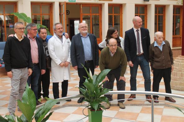Galería Multimedia26/02/2019Consejería de Bienestar SocialAlbaceteDurante la visita institucional a las instalaciones de la Carretera de Murcia junto al alcalde de Hellín, Ramón GarcíaEl Gobierno regional, la Diputación de Albacete y el Ayuntamiento de Hellín visibilizan el compromiso conjunto de estas Administraciones con el Centro Residencial de ‘Los Hermanos Franciscanos de la Cruz Blanca’El director de Acción Social y Cooperación, Ramón Lara ha subrayado que “Los Hermanos Franciscanos de la Cruz Blanca” son “una institución en Hellín” y representan una de las 14 entidades sociales que en este presente año 2019, llevarán a cabo algunos de los 26 proyectos con cargo al IRPF que se desarrollarán en el municipio hellinero.
 
El delegado de la Junta en Albacete ha valorado los dos proyectos del IRPF concedidos para las áreas de Terapia Ocupacional, Integración Social, Creatividad, e Intervención, en beneficio de la calidad de vida de las 80 personas con discapacidad y enfermedad mental del Centro Residencial de esta Asociación solidaria. Además, Pedro Antonio Ruiz Santos ha apuntado que las ayudas específicas para tratamiento terapéuticos, el acuerdo de la Fundación Sociosanitaria de Castilla-La Mancha, y las prestaciones vinculadas, elevan la financiación del Ejecutivo autonómico en más de medio millón de euros para esta entidad con sede en Hellín. 
Hellín, 26 de febrero de 2019.- El Gobierno regional, la Diputación provincial de Albacete, y el Ayuntamiento de Hellín han visibilizado hoy el compromiso de estas Administraciones públicas con “Los Hermanos Franciscanos de la Cruz Blanca”, una entidad social con sede en Hellín, que desarrollará en este presente ejercicio 2019, dos programas de interés general con cargo al 0,7 por ciento del IRPF para la mejora de las áreas de Terapia Ocupacional, Integración Social y Creatividad, e Intervención, en beneficio de la calidad de vida de las 80 personas con discapacidad y enfermedad mental del Centro Residencial de esta Asociación solidaria, ubicado en este término municipal, cuya financiación asciende a más de 110.000 euros gracias a esta línea transferida a las Comunidades Autónomas. 
 
El director general de Acción Social y Cooperación, Ramón Lara ha subrayado, durante la visita al Centro Residencial que “Los Hermanos Franciscanos de la Cruz Blanca”, son “una institución en Hellín” y representan una de las 14 entidades sociales que en este presente año 2019, llevarán a cabo algunos de los 26 proyectos con cargo al IRPF que se desarrollarán en el municipio hellinero.
 
Lara que ha estado acompañado del delegado de la Junta en Albacete, Pedro Antonio Ruiz Santos, y el alcalde de Hellín, Ramón García ha recordado que en la provincia de Albacete hay 90 entidades que han recibido financiación del IRPF, con algo más de 2 millones de euros, y ha reiterado que “cuando marcamos la casilla de la X en la Declaración para fines sociales, para la Iglesia católica o para ambas, estamos ayudando a entidades como Los Hermanos Franciscanos de la Cruz Blanca, que se dedican a prestar servicios a las personas más vulnerables de la sociedad”.
 Otras ayudas del Gobierno de CLM y la Diputación de Albacete
 
Por su parte, el delegado de la Junta en Albacete, Pedro Antonio Ruiz Santos ha valorado el acuerdo de los proyectos del IRPF que mantiene el Gobierno regional con “Los Hermanos Franciscanos de la Cruz Blanca”, complementado con un convenio específico para 4 plazas concertadas, ayudas específicas de 206.000 euros para tratamientos terapéuticos, un convenio con la Fundación Sociosanitaria de Castilla-La Mancha de 54.000 euros, con prestaciones vinculadas,  y que en su conjunto asciende a 550.000 euros.
 
“Todo el dinero es bienvenido y hay mucha gestión y esfuerzos de la Junta de Comunidades en apoyo a Los Hermanos Franciscanos de la Cruz Blanca para que prolonguen la acción del Ejecutivo del presidente Emiliano García-Page”, ha aseverado Ruiz Santos.
 
Por último, el alcalde de Hellín y el vicepresidente segundo de la Diputación, Ramón García ha valorado “la labor social de la Casa de Los Hermanos Franciscanos de la Cruz Blanca y sus voluntarios”, y ha avanzado que el convenio de la Institución provincial con esta entidad se renovará para el próximo año, un acuerdo de algo más de 450.000 euros para 37 usuarios.
 
En esta visita institucional a las instalaciones, los representantes de la Junta y el Ayuntamiento de Hellín estuvieron acompañados de la directora técnica del Centro Residencial, Rosalía García Gómez, y del hermano franciscano, Braulio López.
 
 
 
 

      


      
      
    
    Enlace permanente: https://www.castillalamancha.es/node/287706
    

  
  





  
                
    
    
          

  
  





  
                
    
    
      
        
  
  
      
      
Galer&iacutea Multimedia

  
      
          
  
Visita a los Hermanos Franciscanos de La Cruz Blanca en HellínDescargar


    
          

  
  Ramón Lara- Hermanos Franciscanos de la Cruz BlancaDescargar


  
  Ruiz Santos- Hermanos Franciscanos de la Cruz BlancaDescargar
