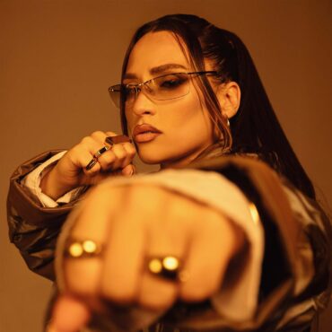 En La Cuerda Floja        
        
                                                                                                Lia Kali                    
        
            
                
                    
                                                                                    SONY MUSIC