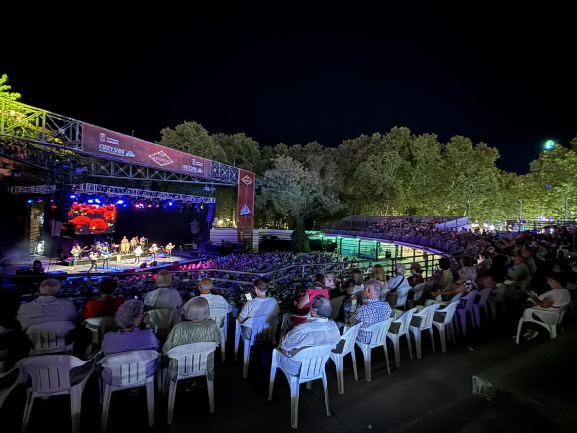 ¡Noche de música en la Caseta de Los Jardinillos! 

Con motivo del Día del Mayo...