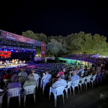 ¡Noche de música en la Caseta de Los Jardinillos! 

Con motivo del Día del Mayo...