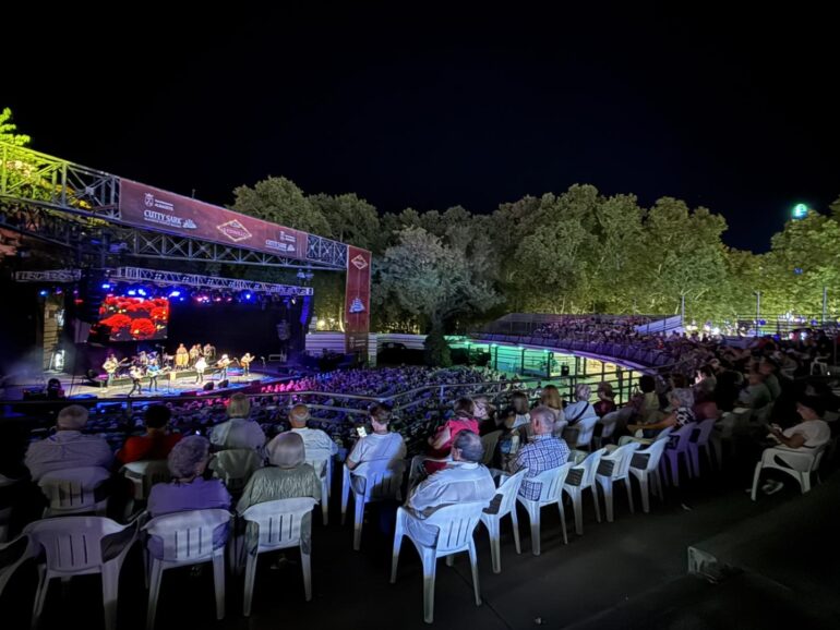 ¡Noche de música en la Caseta de Los Jardinillos! 

Con motivo del Día del Mayo...