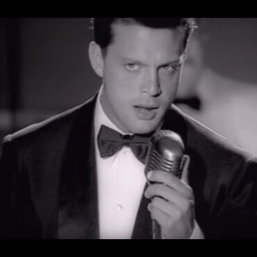 Luis Miguel - "Por Debajo de la Mesa" (Video Oficial)