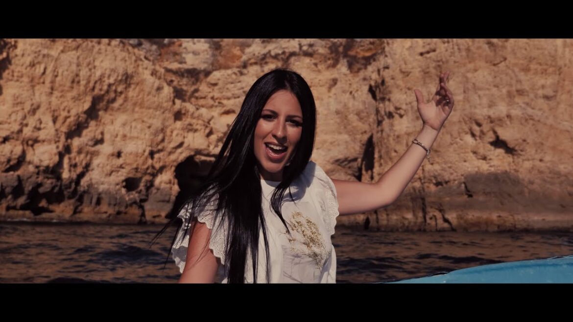 María Artés - Los Románticos (Videoclip Oficial)