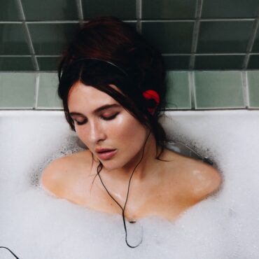 I Met A Boy        
        
                                                                                                Mimi Webb                    
        
            
                
                    
                                                                                    SONY MUSIC