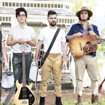 Morat, Juanes - Besos En Guerra (Video Oficial)