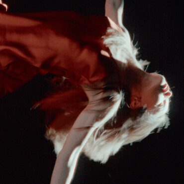 Para Laura        
        
                                                                                                Paul Alone                    
        
            
                
                    
                                                                                    WARNER MUSIC GROUP