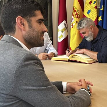 El pregonero de la #Feriadealbacete 2025, el polifacético artista #santiflores,...
